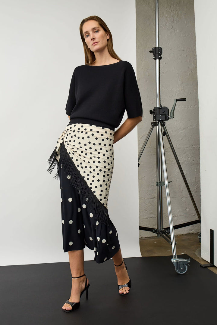 View of the polka-dot, fringed scarf Oui for women, black - Valérie Simon