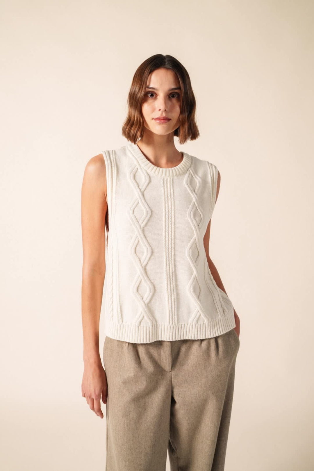 Vue latérale veste sans manches Val d'Azun Saint James beige avec boutons - Valérie Simon