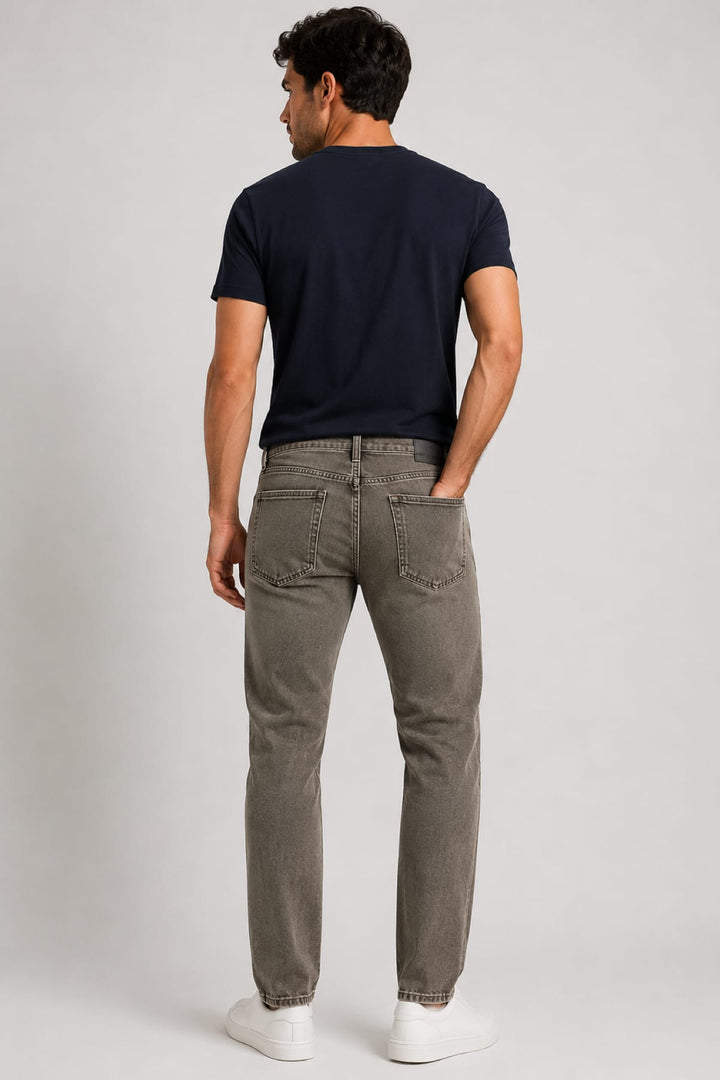Vue latérale jean délavé Brax pour homme gris avec boutons apparents - Valérie Simon