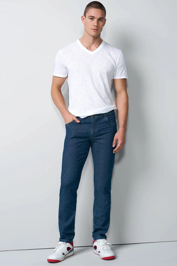 Vue de côté jean moderne M-5 pour homme gris avec coutures apparentes - Valérie Simon