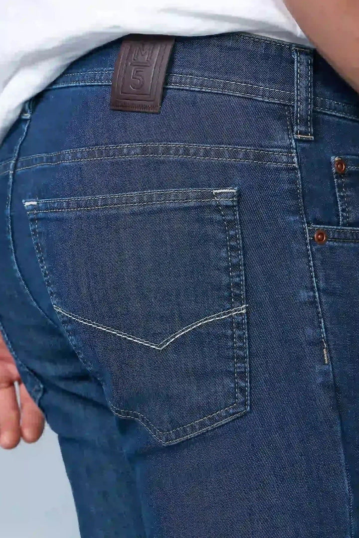 Vue de côté jean moderne M-5 pour homme gris avec coutures contrastées - Valérie Simon