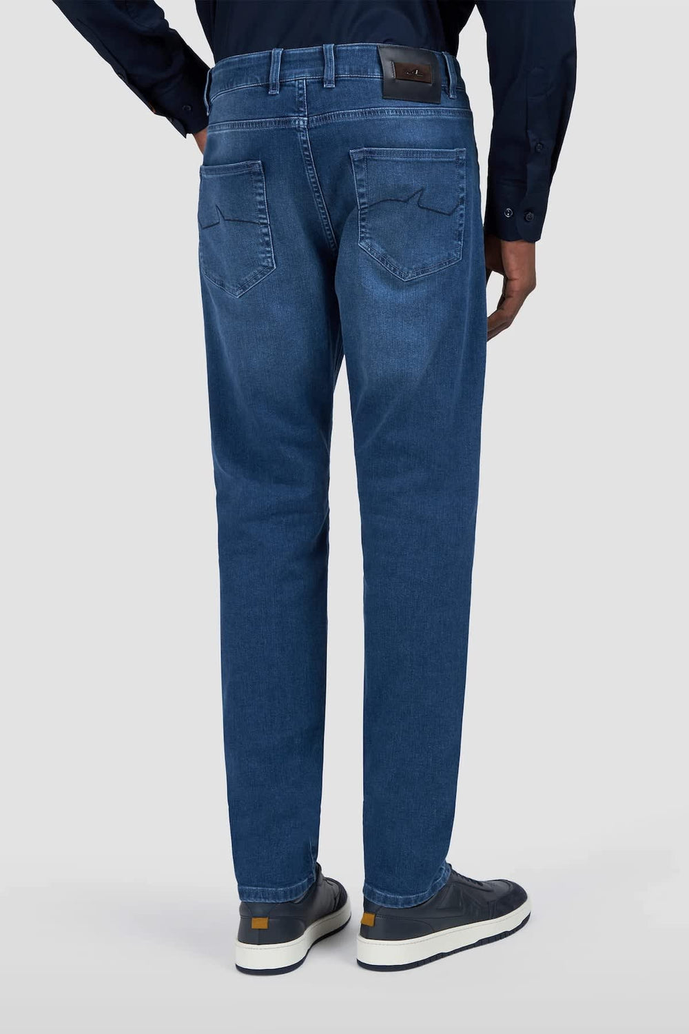 Side view of the modern Paul and Shark men's blue jeans Fit with exposed stitching details - Valérie Simon