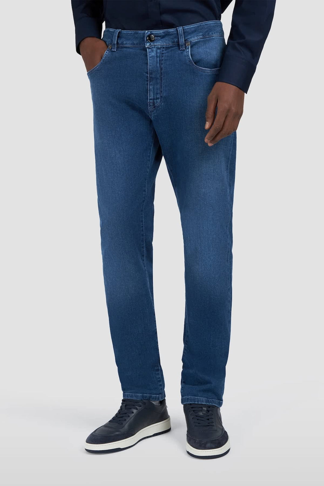 Vue de côté jean Paul and Shark pour homme noir avec surpiqûres contrastantes - Valérie Simon