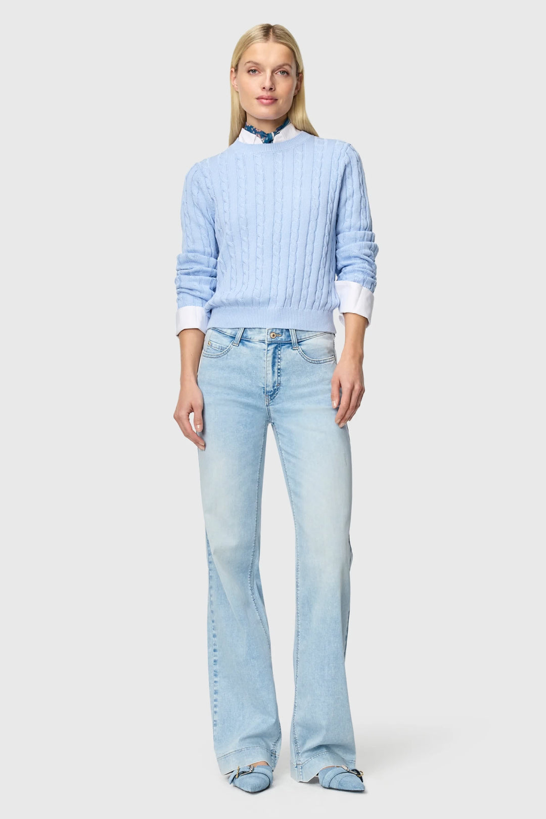 Vue de dos jean large 5 poches Mac Jeans pour femme bleu foncé extensible - Valérie Simon