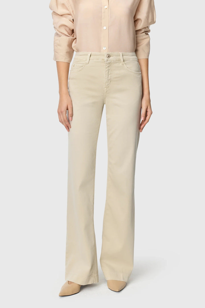 Jean blanc vue de côté avec poches cargos Mac Jeans pour femme - Valérie Simon