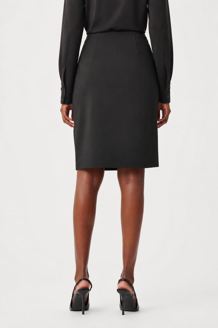 Close-up of a black Joseph Ribkoff textured skirt with pockets for women - Valérie Simon