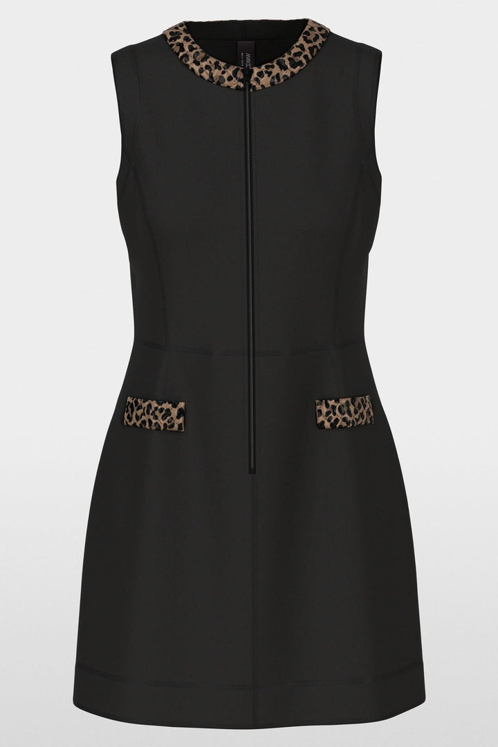 Robe sans manches noire chic avec détails léopard au col et poches, coupe évasée, pour un look moderne et élégant.