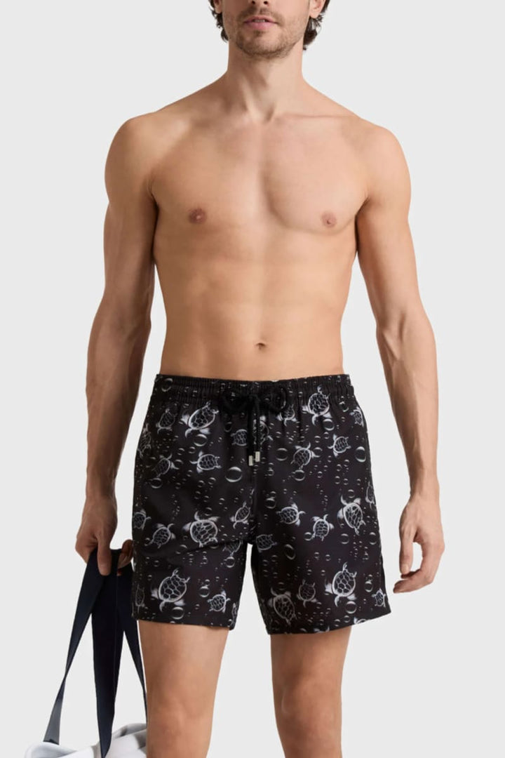 Vue de face maillot Vilebrequin homme orange imprimé tortues - Valérie Simon