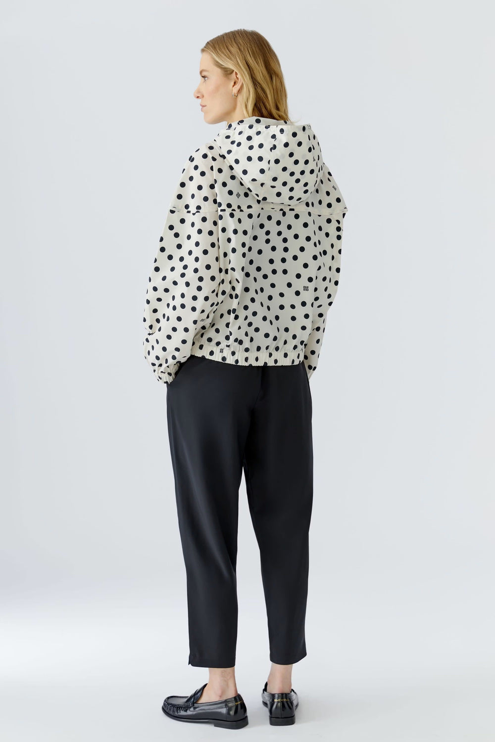 Front view of women's polka-dot windbreaker Fit in blue navy Oui - Valérie Simon