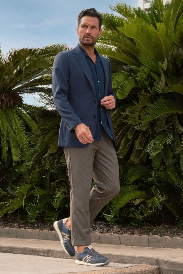 Homme portant une Espadrille Yoki en cuir et suede avec une tenue décontractée, posant devant des palmiers.