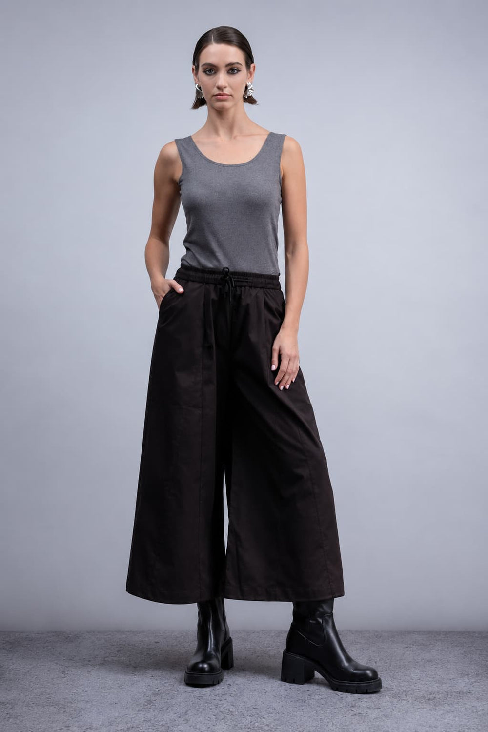 Front view of Haako women's wide-leg pants in blue with distinctive pockets - Valérie Simon