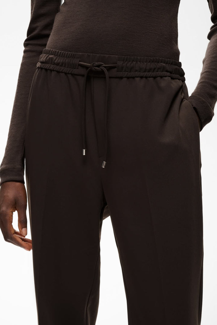 Vue de côté pantalon habillé Inwear Adian pour femme noir avec plis avant - Valérie Simon