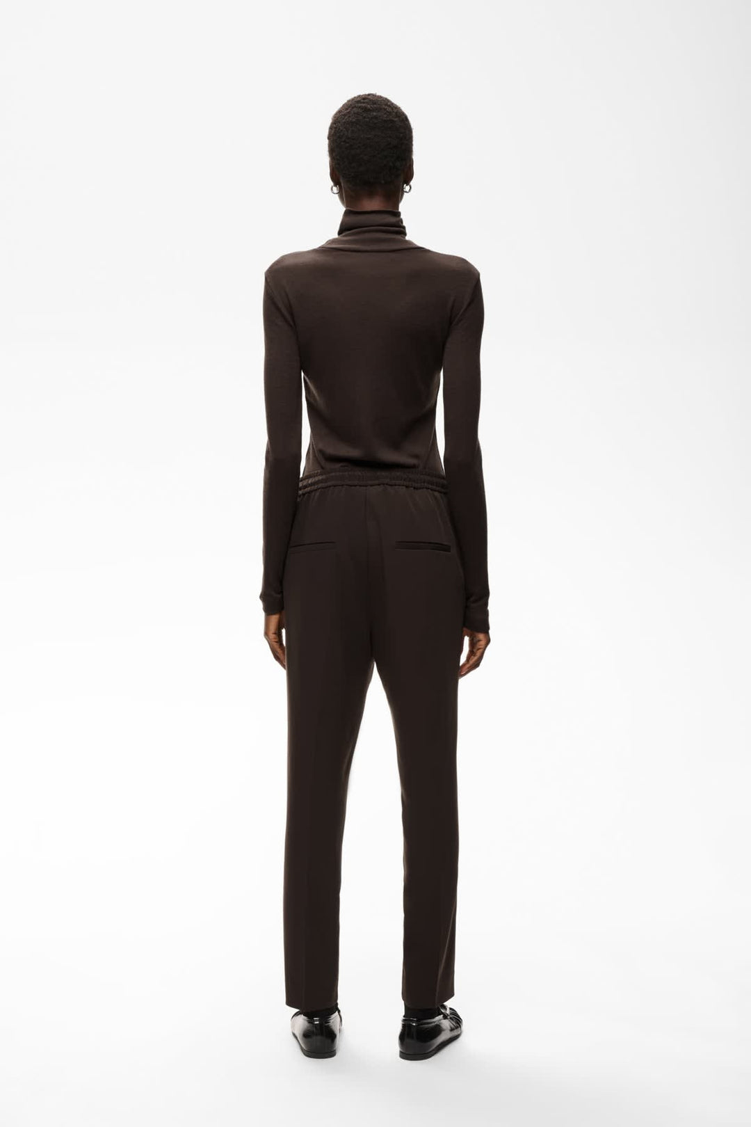 Vue latérale pantalon habillé Adian Inwear pour femme gris avec plis avant distinctifs - Valérie Simon