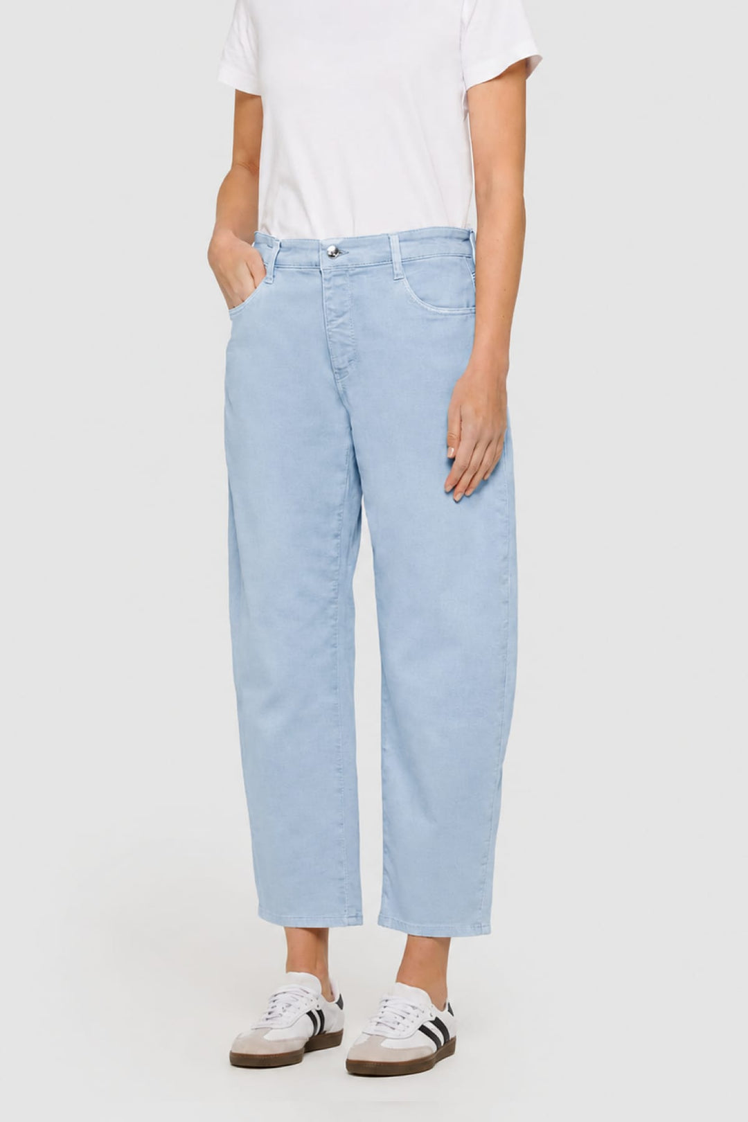 Vue de côté pantalon chino large Mac Jeans beige avec ceinture tressée - Valérie Simon