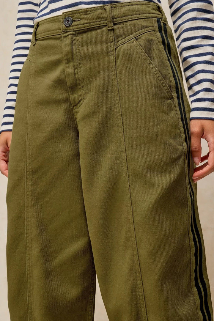 Pantalon chino Adeline à jambe large avec bandes latérales vue de face pour femme White Stuff