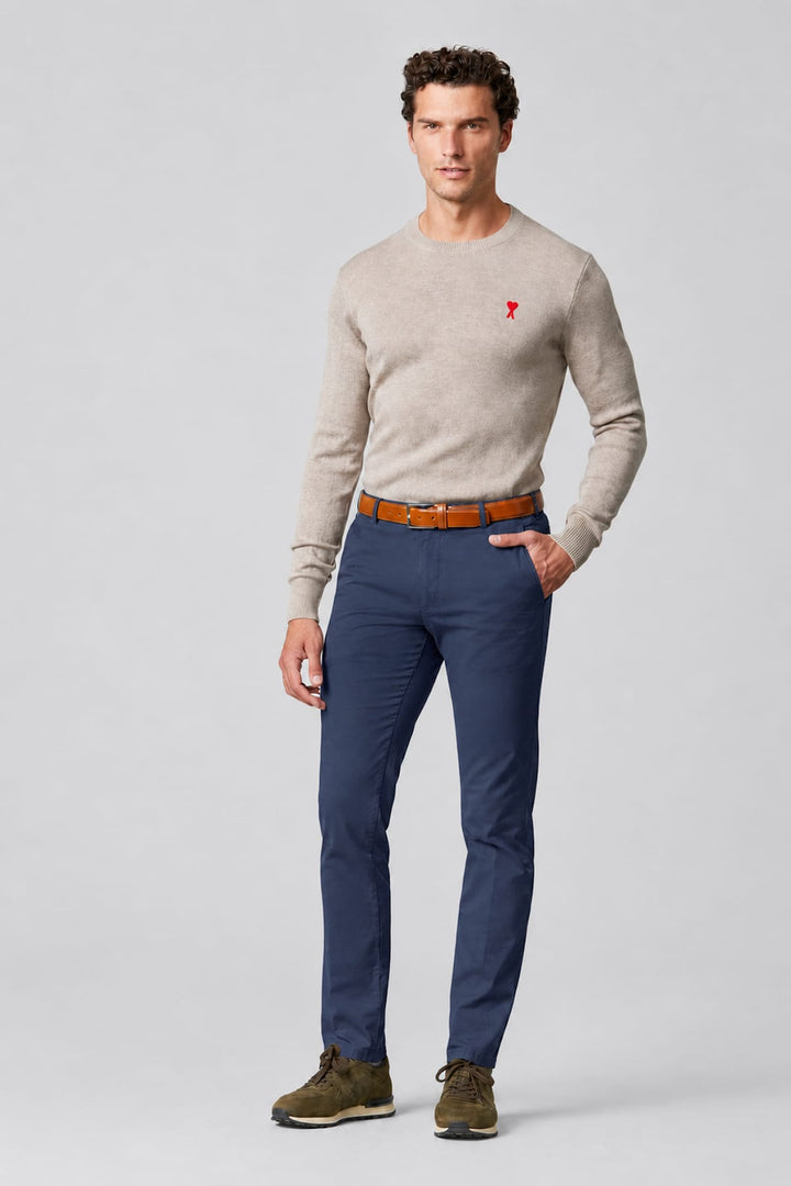Vue de face pantalon chino Meyer pour homme beige avec ceinture marron - Valérie Simon