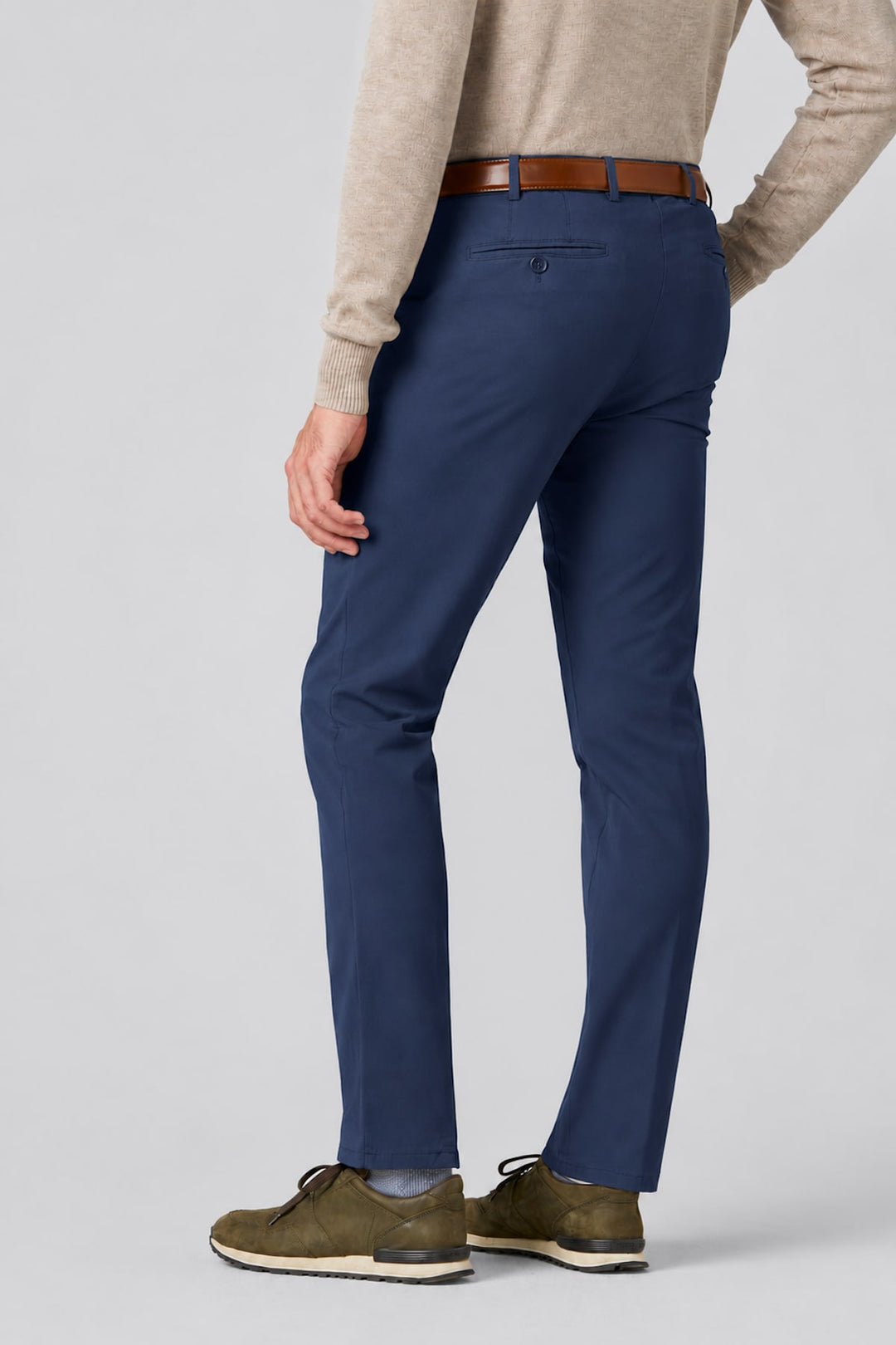 Vue de côté pantalon chino ajusté Meyer beige avec poches en biais homme - Valérie Simon
