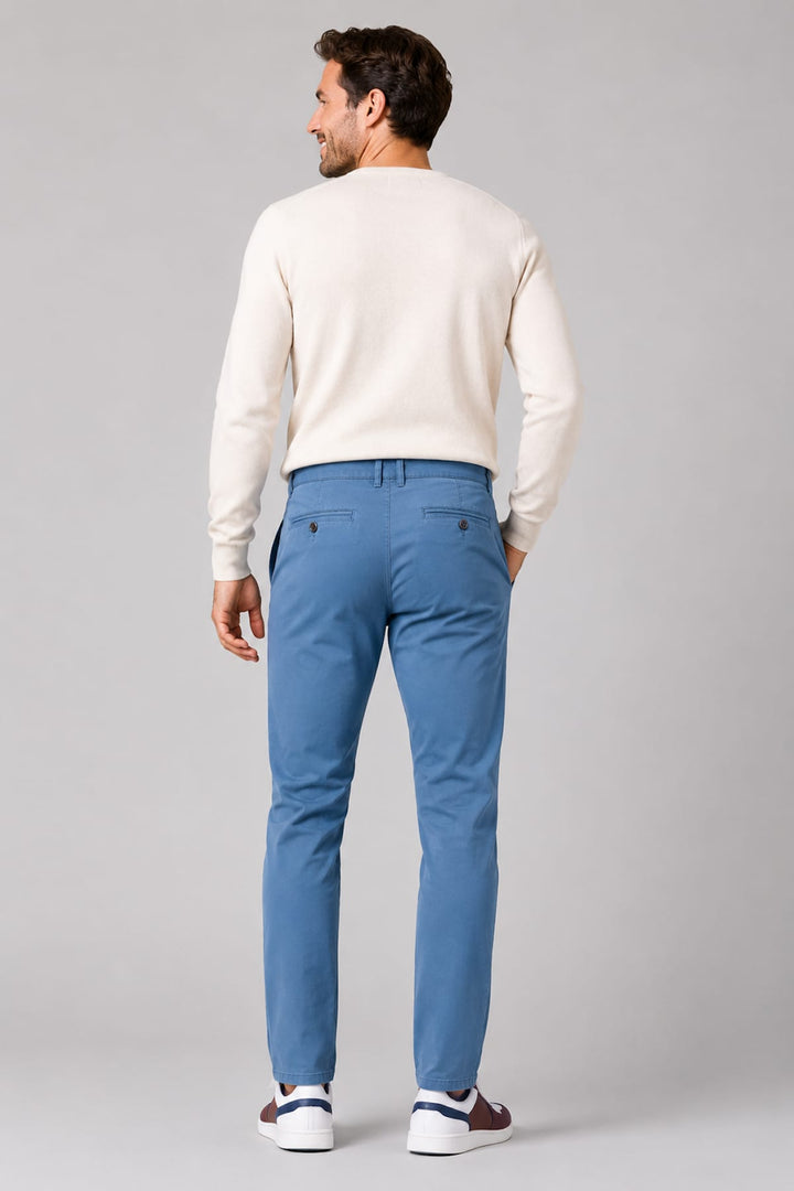 Vue portée pantalon chino moderne Meyer bleu pour homme avec ceinture contrastée - Valérie Simon