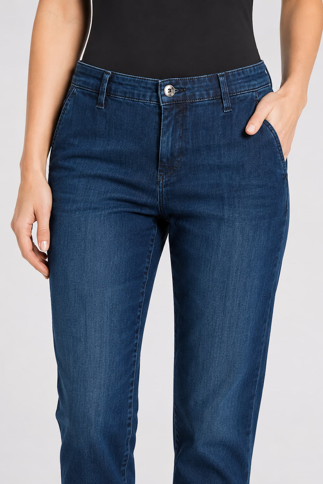 Vue de front chino Mac Jeans pour femme en denim extensible bleu, détails poches avant - Valérie Simon