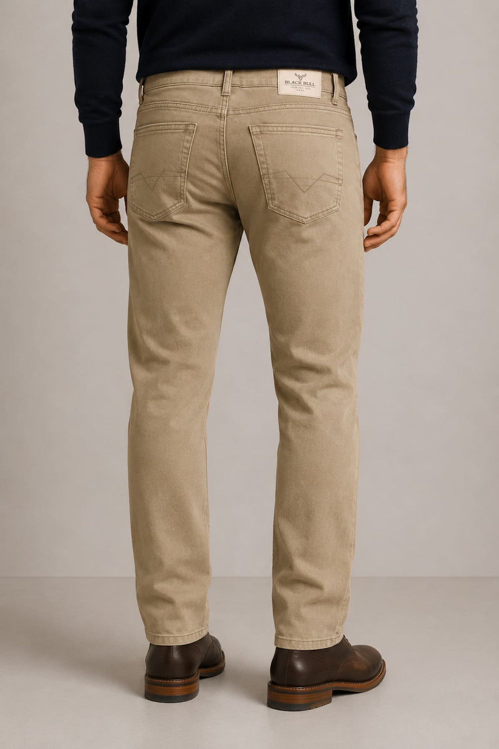Vue de côté jean noir cinq poches extensible Black Bull pour homme - Valérie Simon