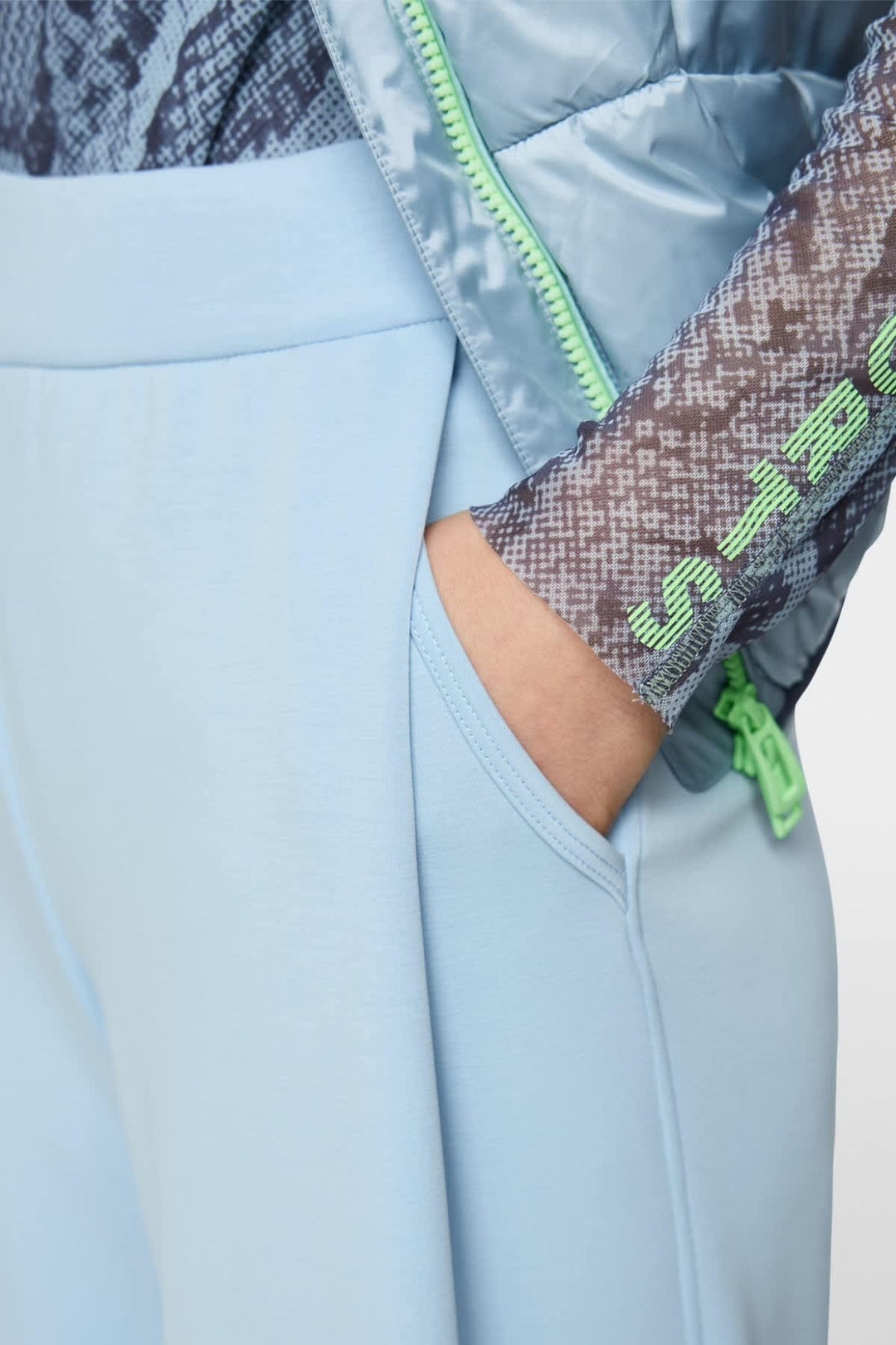 Side view of Wedi Marc Cain women&