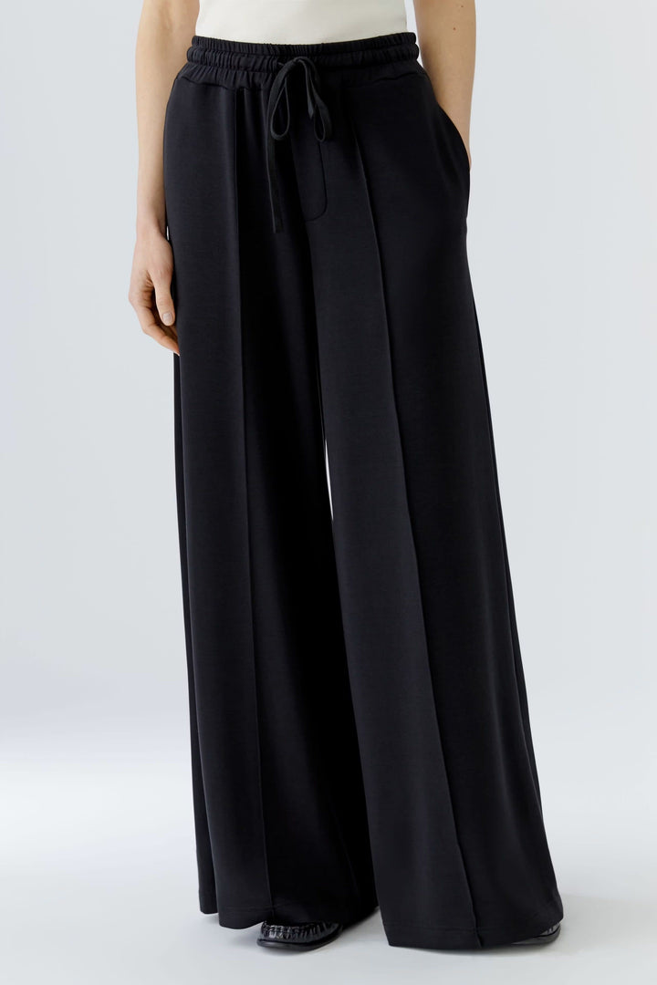 Side view of black wide-leg pants Size with elastic waistband Oui for women - Valérie Simon