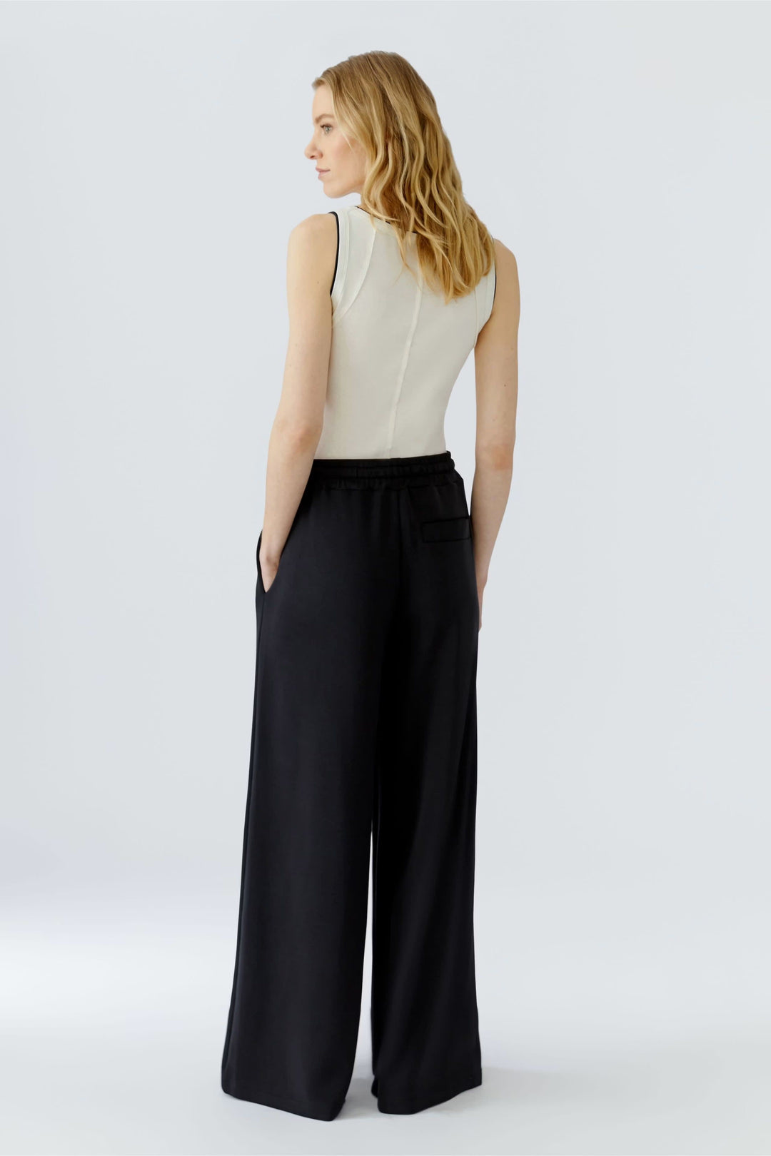 Side view of loose-fitting gray pants with an elastic waistband (Size, Oui) for women - Valérie Simon