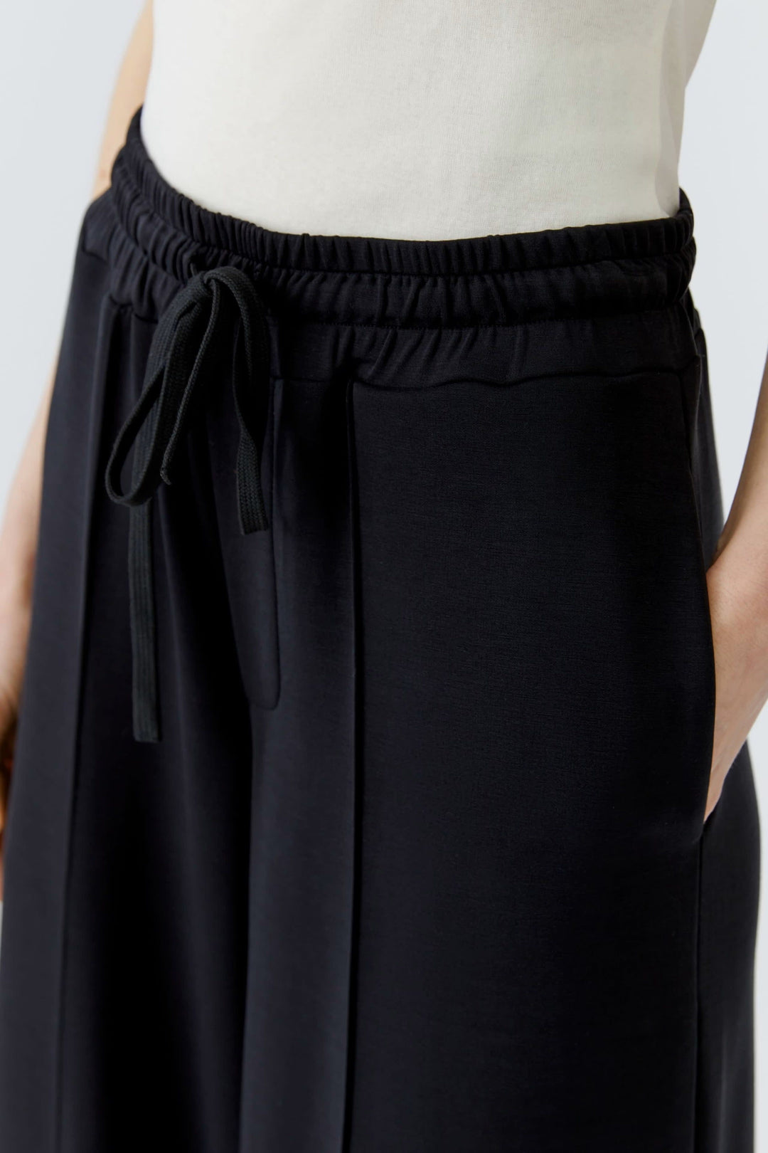 Side view of black wide-leg pants with an Size elastic waistband in Oui for women - Valérie Simon