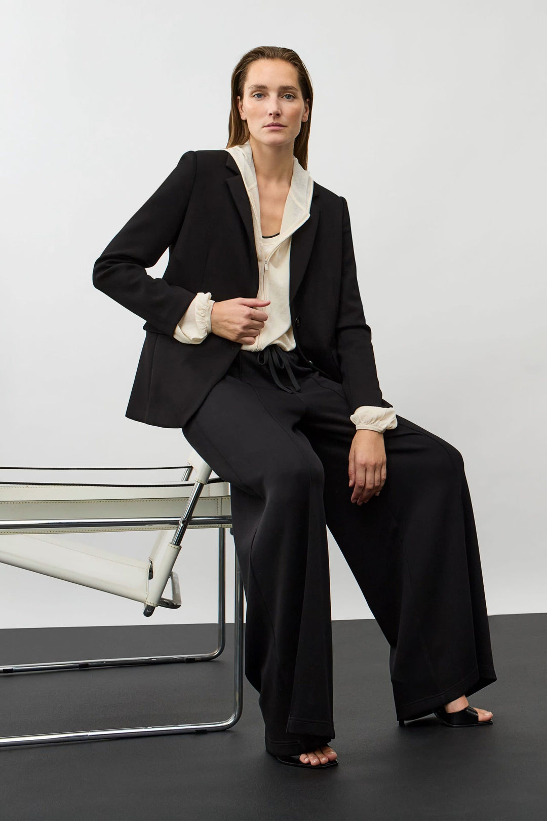 Side view of gray wide-leg pants with Size elastic waistband Oui for women - Valérie Simon