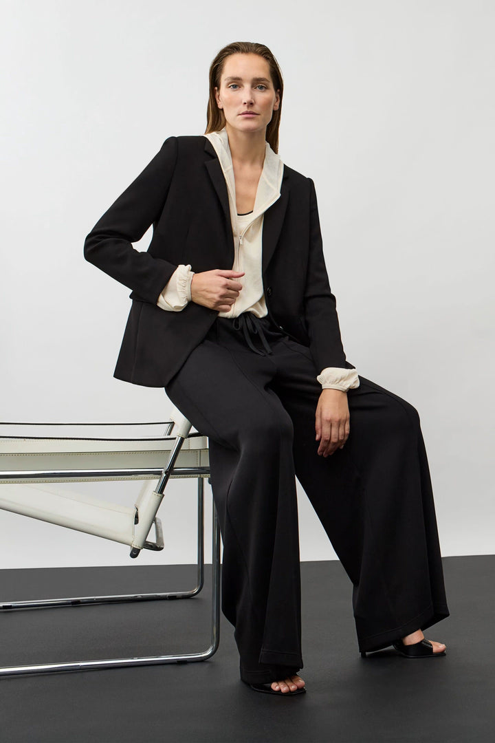 Side view of gray wide-leg pants with Size elastic waistband Oui for women - Valérie Simon