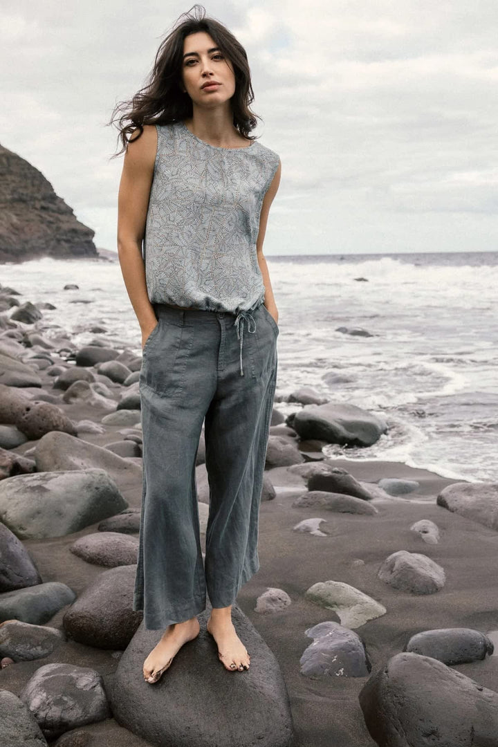 Vue portées pantalon large en lin beige avec ceinture nouée Nile pour femme - Valérie Simon