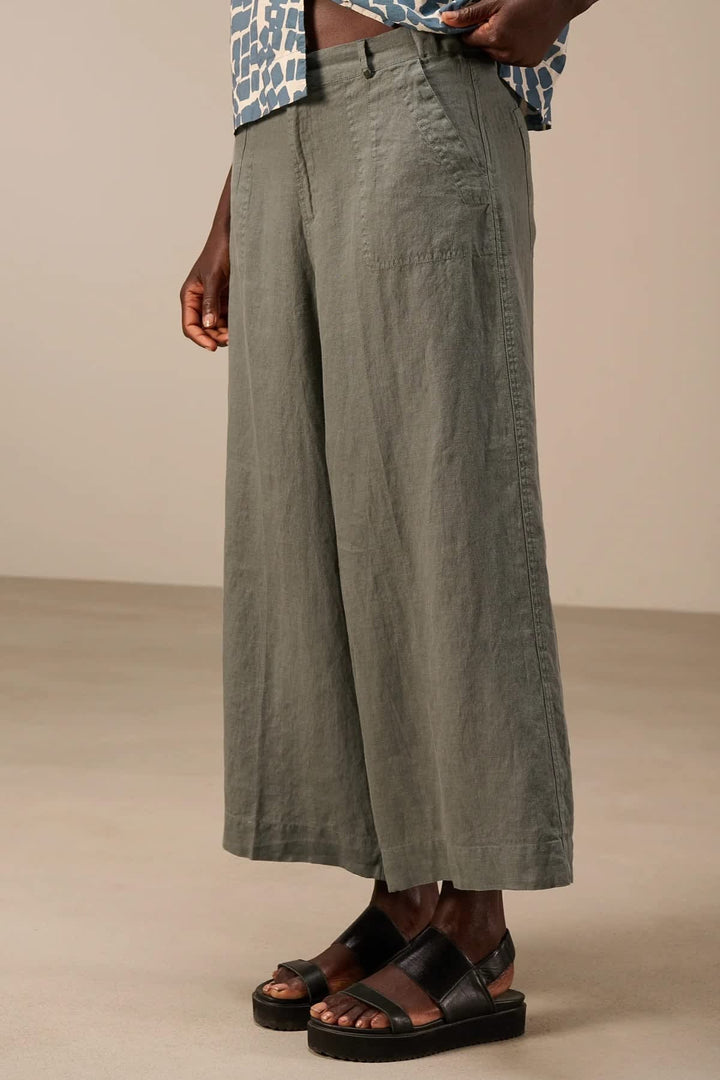 Vue latérale pantalon large en lin Nile pour femme beige avec poches - Valérie Simon