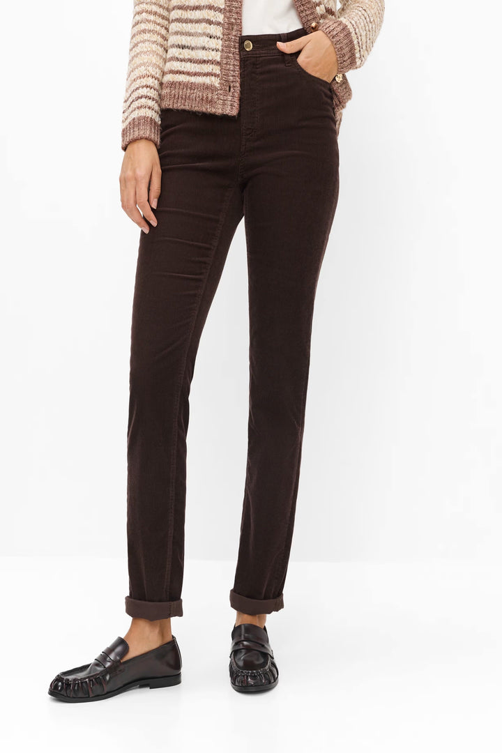 Pantalon Mary en velours côtelé à coupe droite vue de face pour femme Brax