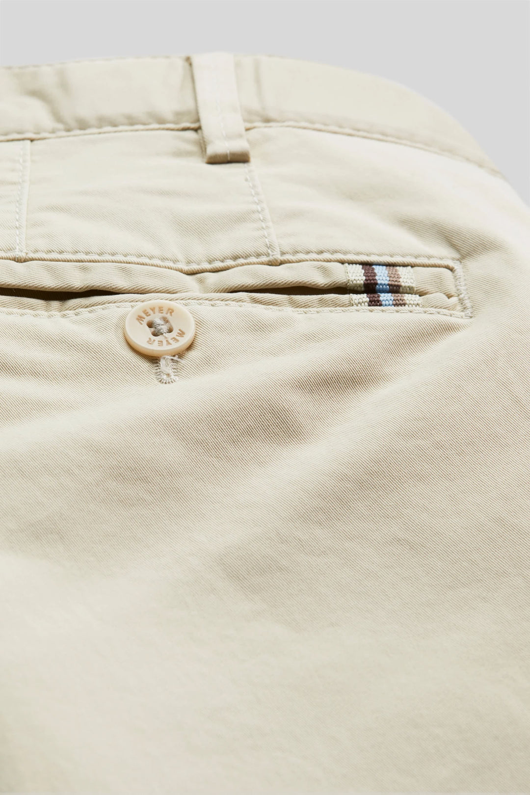 Vue de face pantalon Oslo chino Meyer homme beige avec poches avant - Valérie Simon