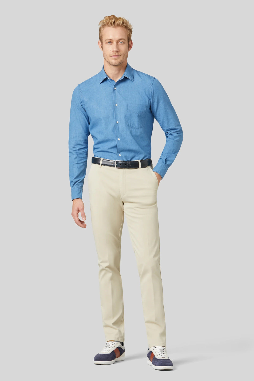 Vue de côté pantalon chino Meyer Oslo extensible bleu pour homme avec ceinture en cuir marron - Valérie Simon