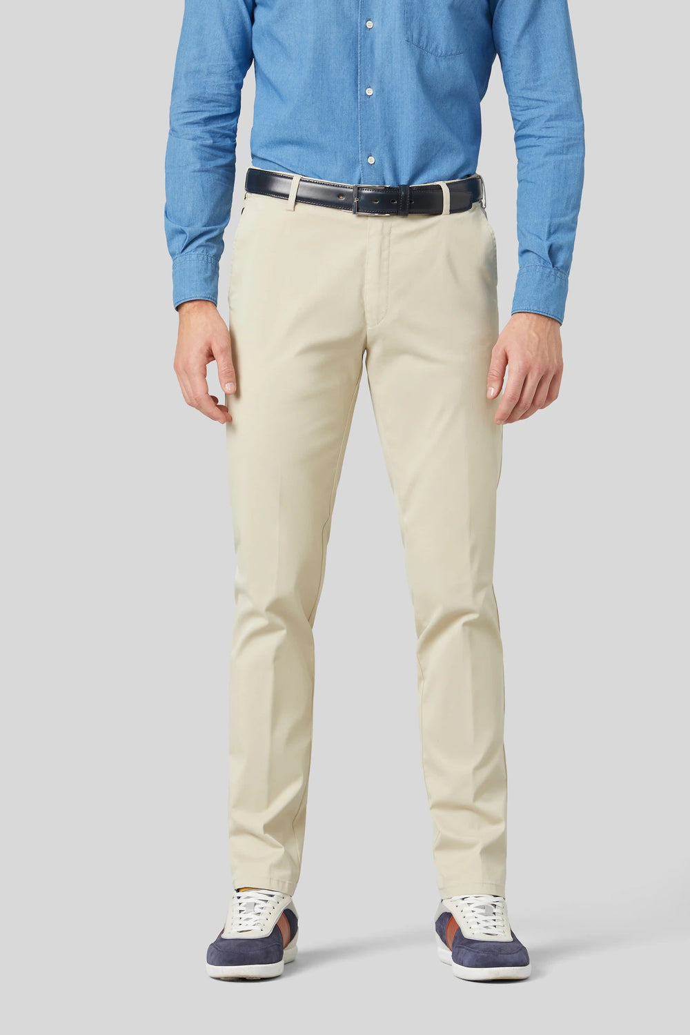 Vue latérale chino Oslo Meyer extensible pour homme beige détail couture - Valérie Simon