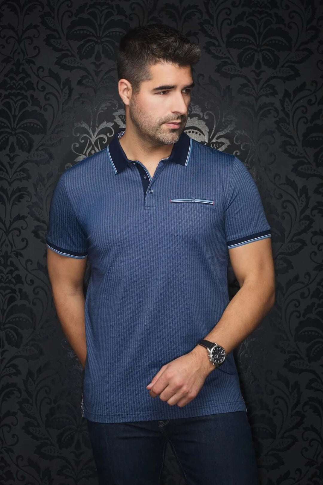 Polo Mayberry bleu avec motif chevron subtil et détails contrastants, parfait pour le bureau et les sorties.
