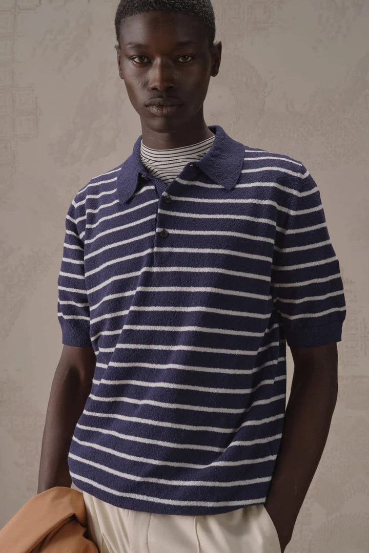 Vue de face polo rayé en bouclette Circolo homme bleu et blanc avec détails bouton Valérie Simon