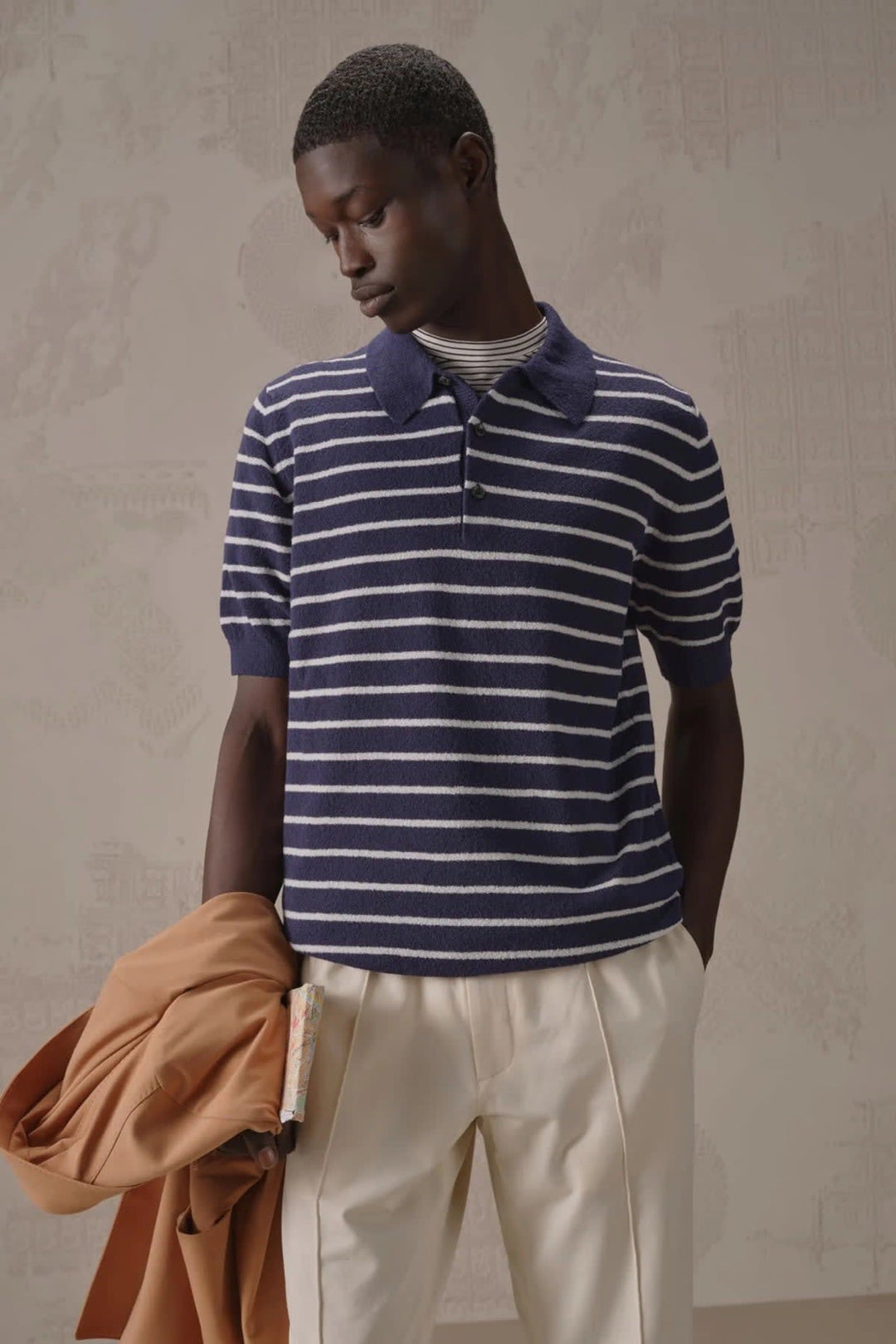 Vue de face polo rayé en bouclette Circolo pour homme avec nuances bleues et blanches - Valérie Simon