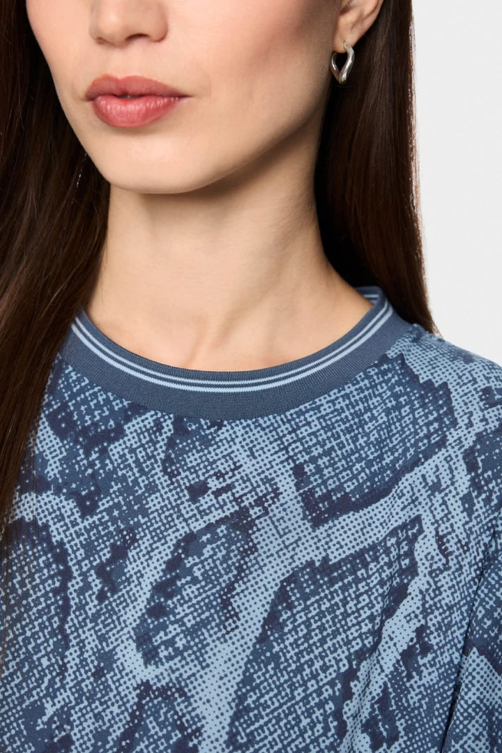 Vue de côté robe ample à motif animalier bleu et beige Marc Cain pour femme - Valérie Simon