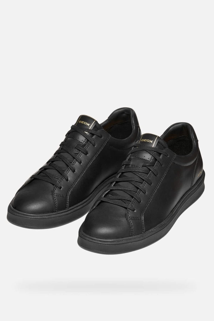 Vue de côté sneaker en cuir noir Geox pour homme détails lacets - Valérie Simon