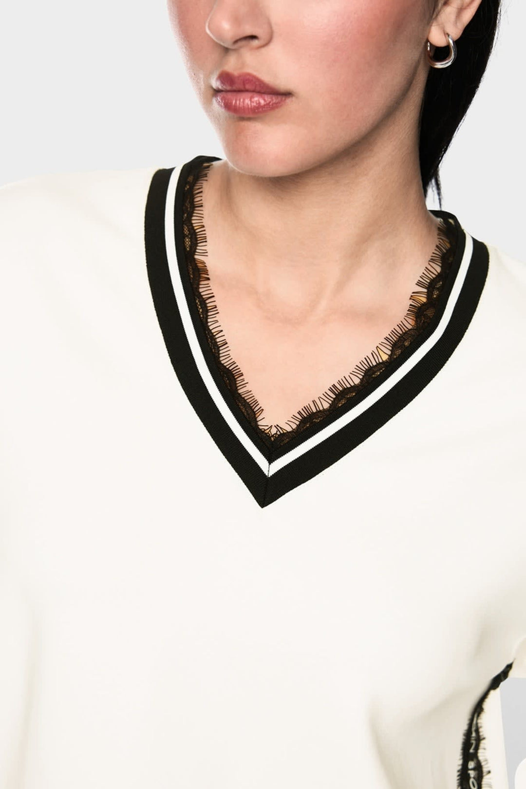 Sweat-shirt avec détails en dentelle vue de face pour femme Marc Cain