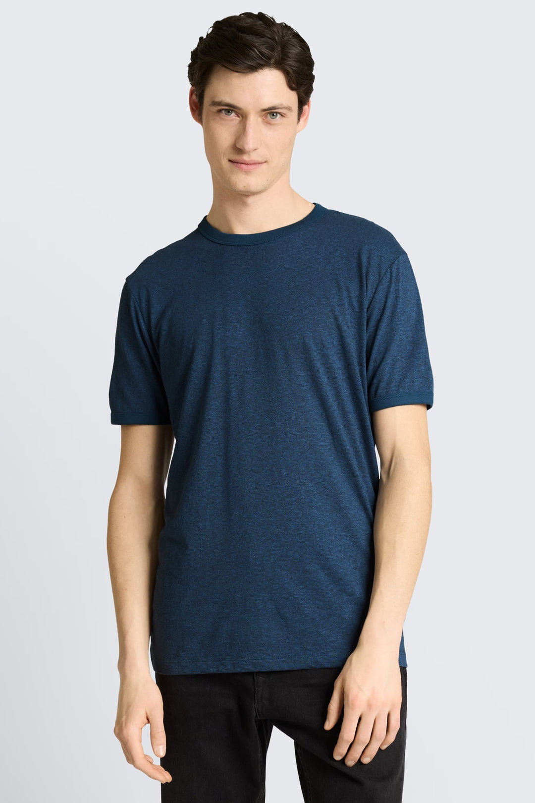 Vue frontale T-shirt bleu Tom Tailor pour homme avec logo discret sur la poitrine - Valérie Simon