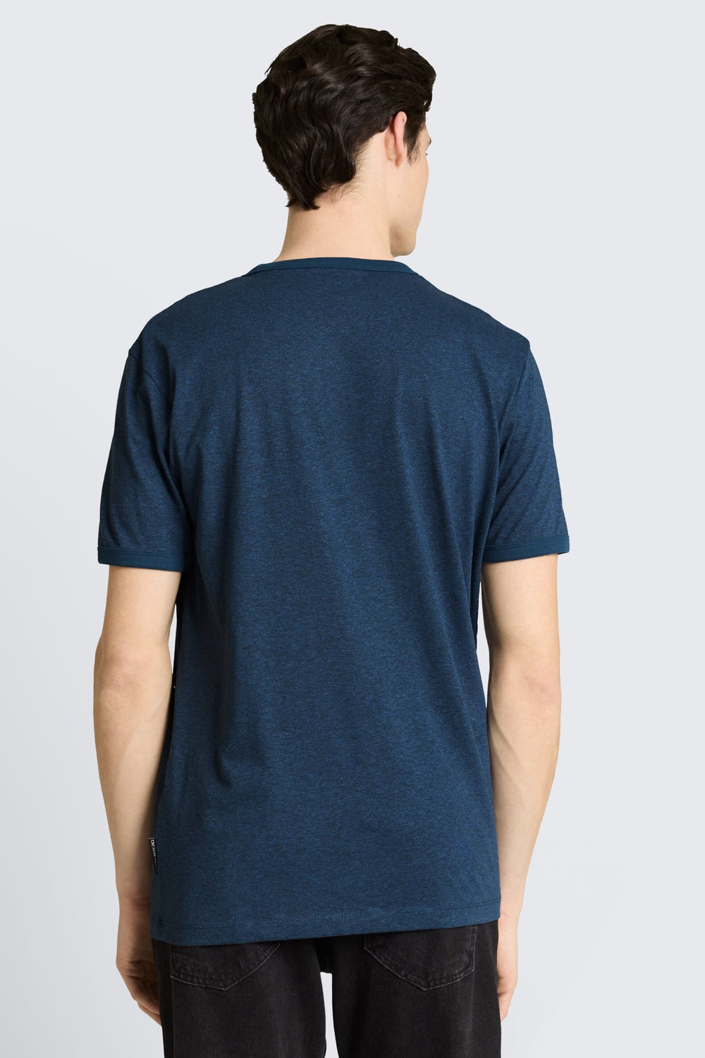 Vue de face T-shirt essentiel Tom Tailor pour homme blanc détail logo - Valérie Simon