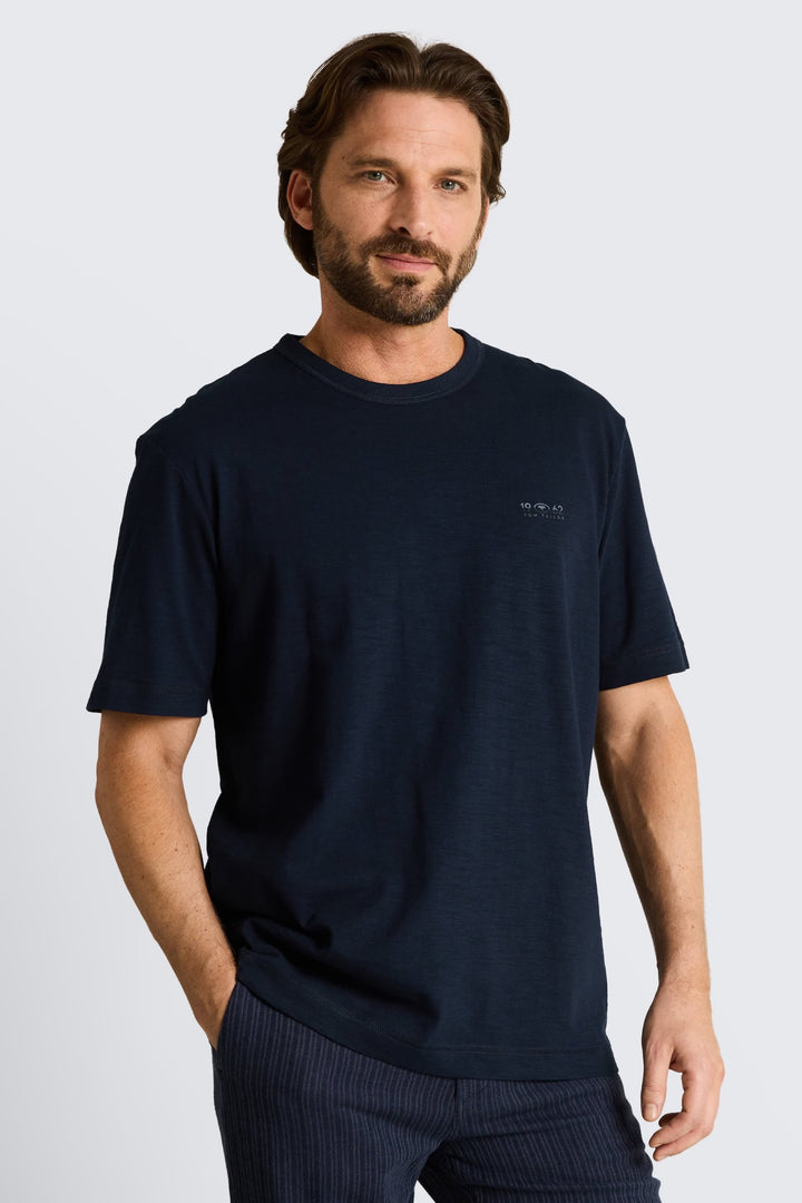 Vue de face T-shirt Tom Tailor pour homme blanc détail logo poitrine - Valérie Simon