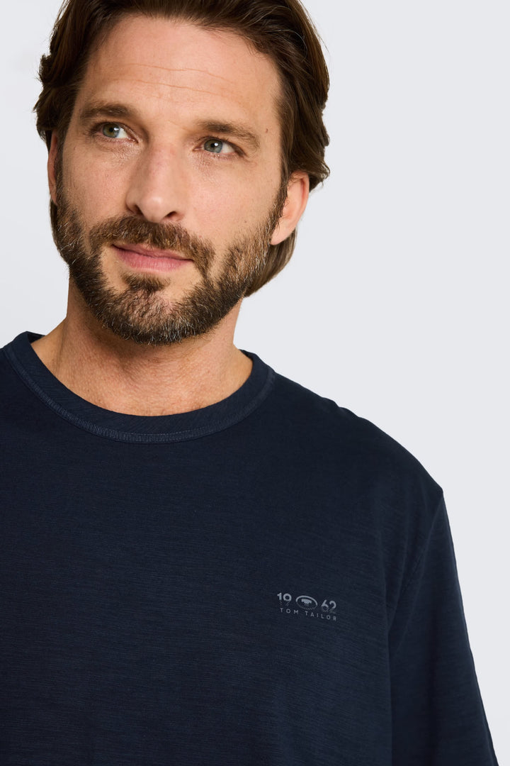 Vue de face T-shirt essentiel Tom Tailor homme blanc avec logo poitrine - Valérie Simon