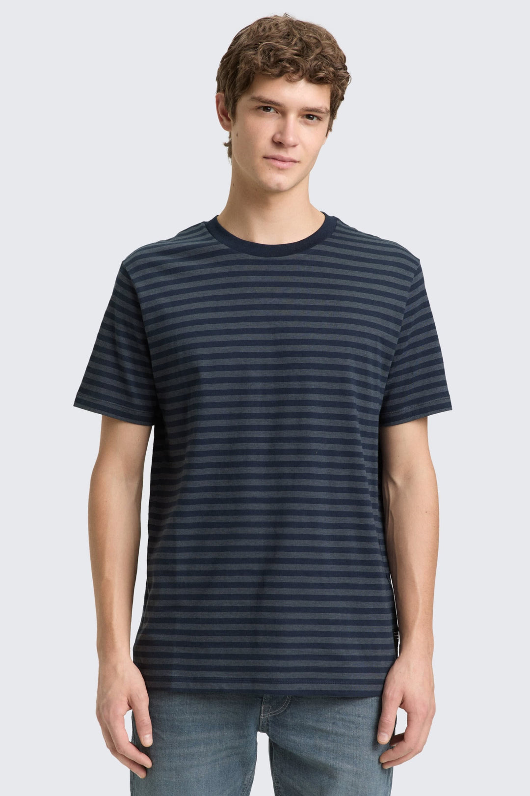 Vue de face t-shirt rayé minimaliste Tom Tailor pour homme blanc et bleu - Valérie Simon