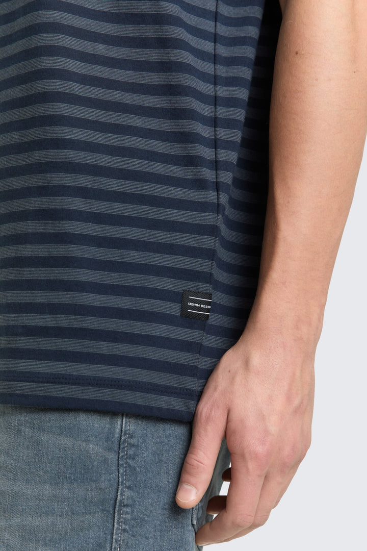 Vue de face T-shirt rayé minimaliste Tom Tailor blanc et bleu pour homme - Valérie Simon