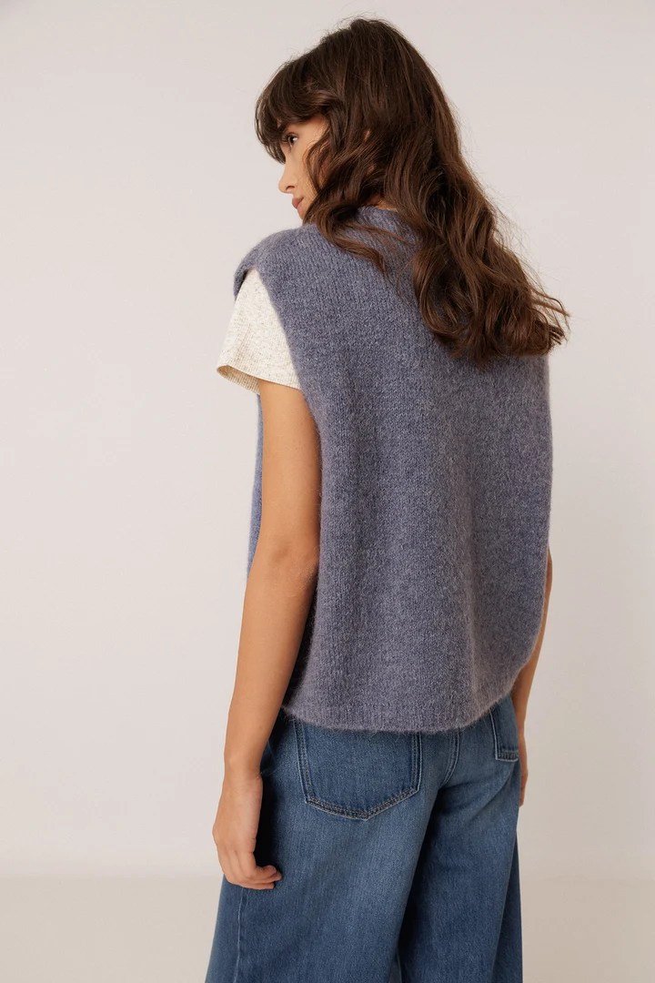 Knitted sleeveless jacket 