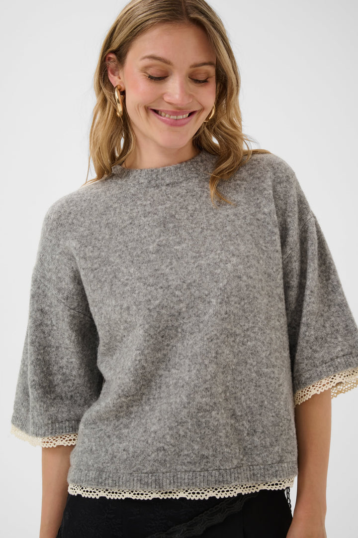 Vue avant tricot à manches courtes beige avec dentelle Cream pour femme - Valérie Simon